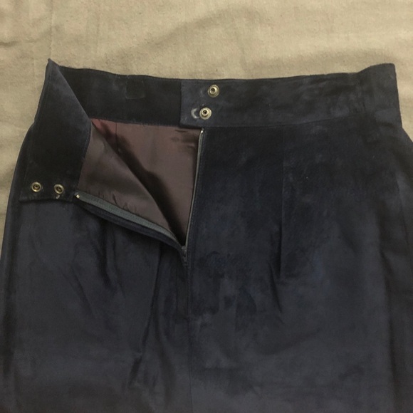 Danier Suede Leather Pencil Skirt, BLUE, Size M/10, Back Vent, Gun Metal Snaps - Picture 5 of 11